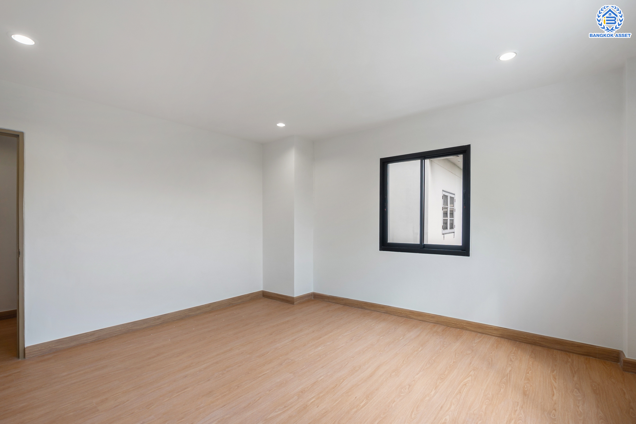 บ้านมือสองตกแต่งใหม่ ม.บ้านสวน5 กลางเมือง พิบูลย์สงคราม บ้านแฝด 3 ชั้น พร้อมอยู่ เนื้อที่ 32.9 ตร.ว. ฟังก์ชัน 4 ห้องนอน 3 ห้องน้ำ จอดรถได้ 2 คัน บนสุดยอดทำเล! เชื่อมถนนพิบูลย์สงคราม, วงศ์สว่าง, นครอินทร์ และติวานนท์ ใกล้จุดขึ้นทางด่วนศรีรัช-วงแหวนรอบนอก และรถไฟฟ้า "สถานีแยกติวานนท์"